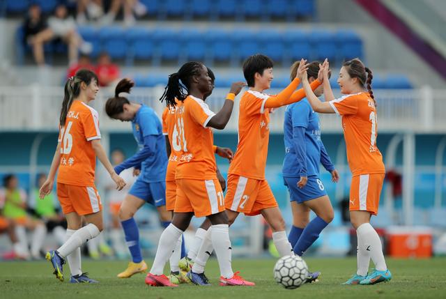 开云体育入口-女足球员表现出色，帮助球队胜利
