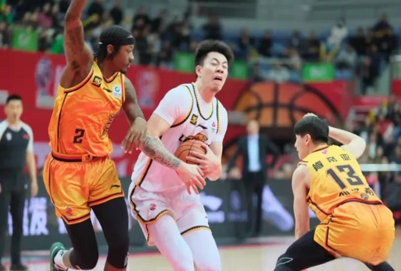 江苏男篮客场告捷,队员冷静应对 江苏男篮客场告捷,队员冷静应对