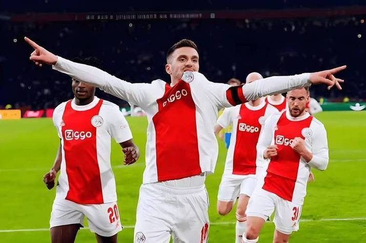 阿贾克斯客场险胜,扩大荷甲领先优势 阿贾克斯客场险胜,扩大荷甲领先优势