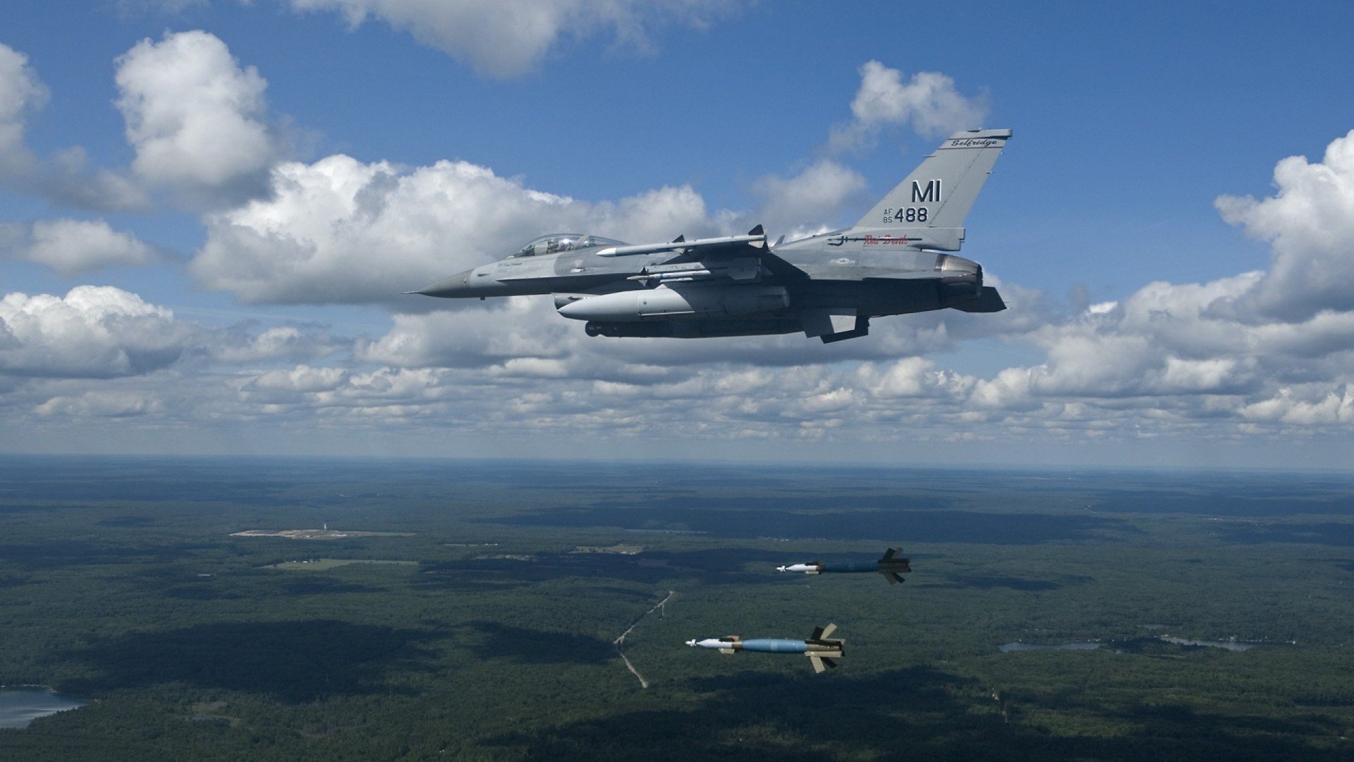 双线狂飙，火箭鏖战上海队，米切尔F1揭幕战主宰赛道