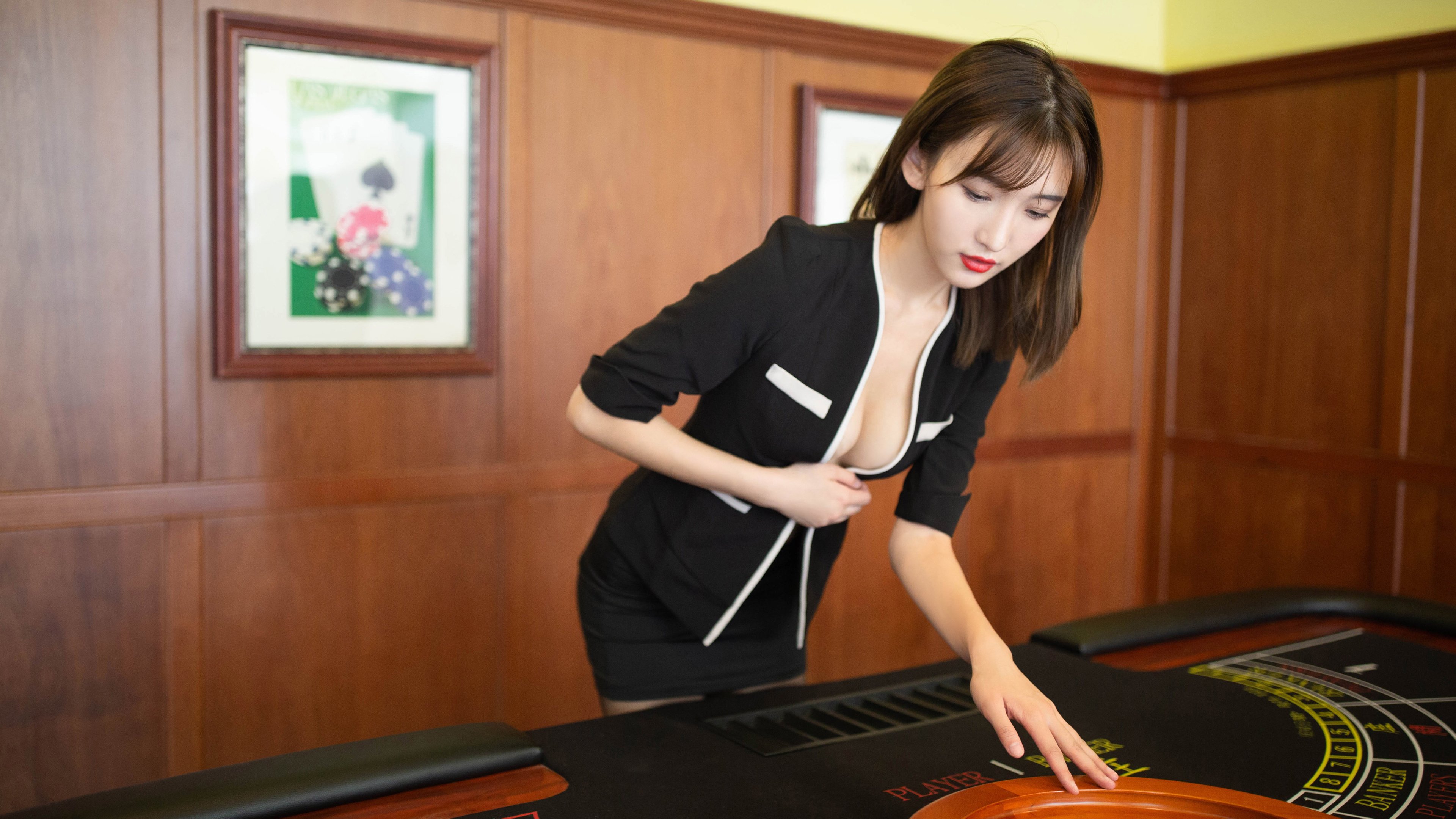 佛罗伦萨防线告急？哥伦比亚锋线对决中，富安健洋的武士道高光